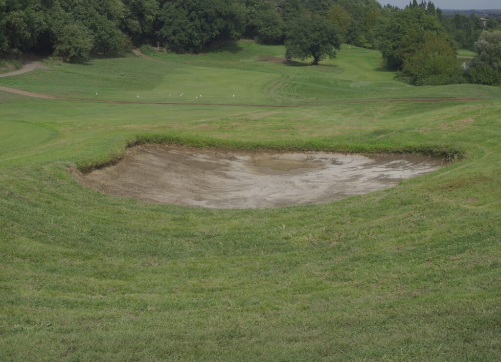 Bunker in fase di ristrutturazione durante la preparazione agronomica Challenge Tour 2025 Golf Nazionale, con modellamento superfici e sabbia rimossa.